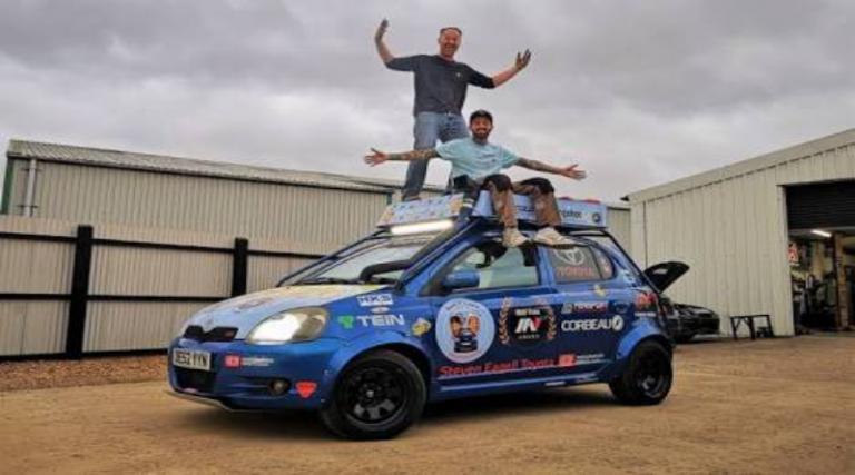Galang Dana Amal, Duo Inggris Ini Kendarai Toyota Yaris Lawas ke Tokyo