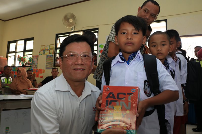 David Chen, Vice President Wuling Motors, mendonasikan peralatan sekolah bagi para siswa SDN Sukamahi 02