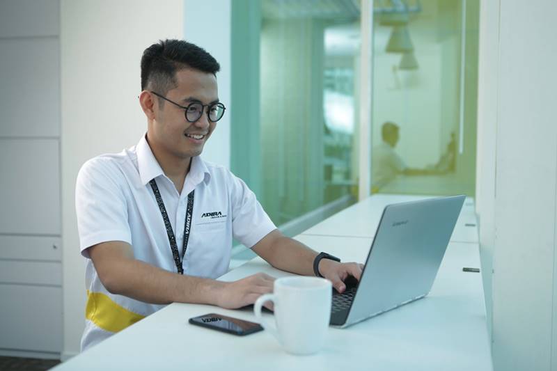Karyawan Adira Insurance beraktivitas di kantor pusat, Graha Adira, Pancoran