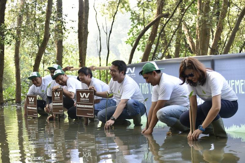 Jajaran Manajemen Wahana Artha Group, lakukan simbolis penanaman pohon bakau di Pluit Angke