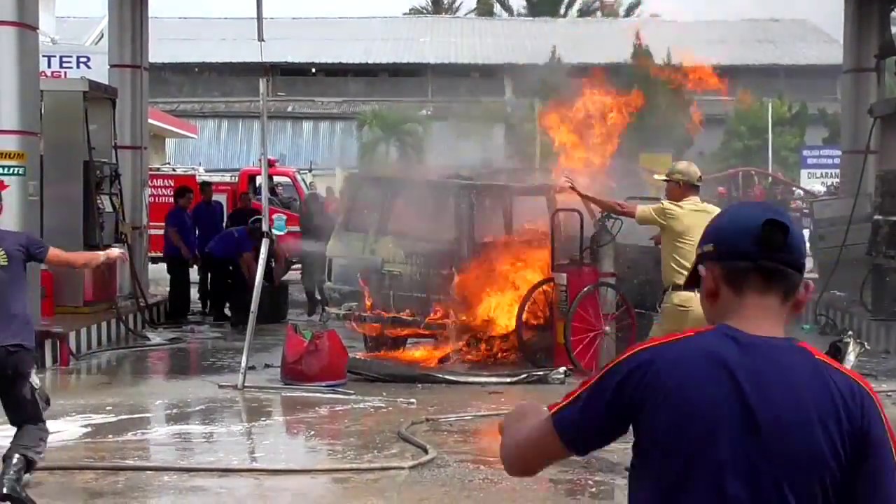 mobil kebakar di spbu (2)