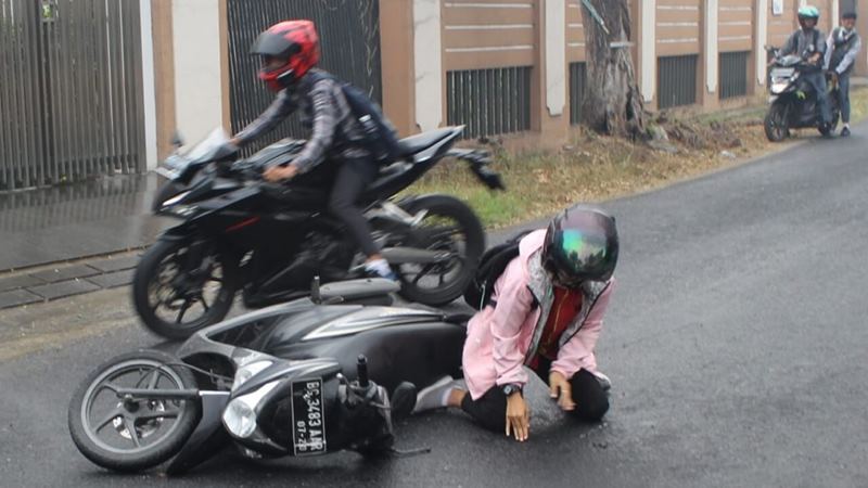 jatuh dari motor