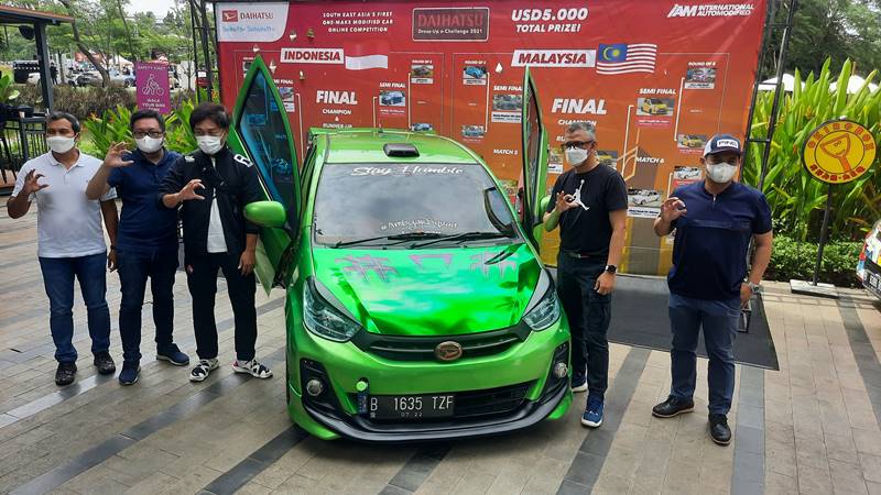 Manajemen Daihatsu berserta HIN Promosindo berfoto bersama di depan salah satu unit perwakilan DDeC 2021
