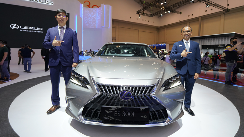 Mr. Anton Jmmi S. with Mr. Bansar Maduma and Lexus ES 300h