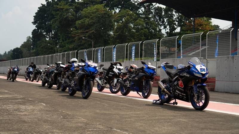 Aktivitas bLU cRU Day Circuit Experience riding All New R15 Connected