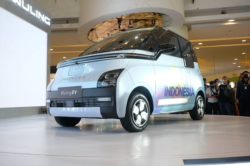 Wuling EV dengan livery G20 telah diperlihatkan secara perdana hari ini dan dipamerkan hingga 5 Juni 2022 di Laguna Atrium Central Park, Jakarta