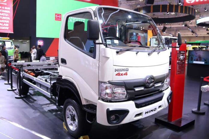 HINO-MEMPERKENALKAN-BUS-4X4-DI-GIIAS-2023-(1)