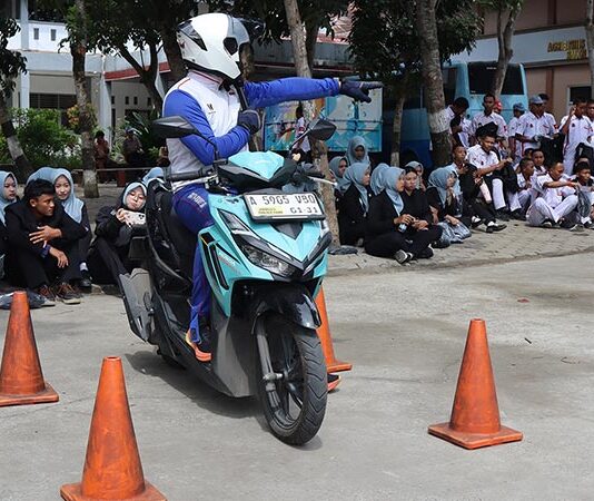 Tekan Angka Kecelakaan Remaja, WMS Gelar Uji Praktik Safety Riding di SMKN 5 Tangerang