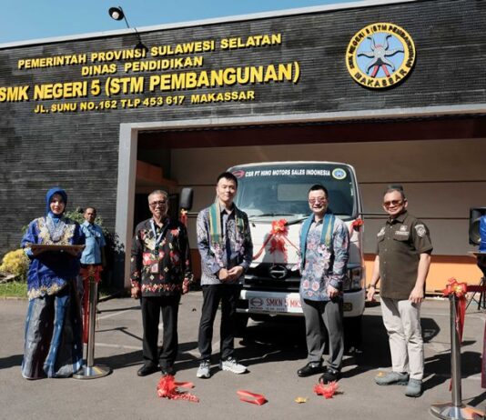 Hino Hibah Truk ke SMKN 5 Makassar, Perkuat Pendidikan Vokasi